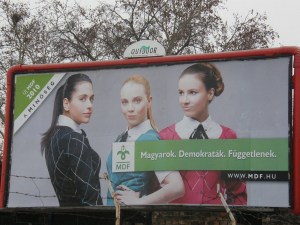 MDF, Magyar Demokrata Fórum, kampány, plakátok, lányok,  lány, három lány, szavazás, szexi, szex, csajok, bulák, puncik, választás, válasszon, óriásplakát, billboard, párt, pártok, reklám, street-art, public art, blog, Budapest, Dávid Ibolya, Kalapos, választási kampány, óriásplakátok, 3 lány, lányokkal hirdet